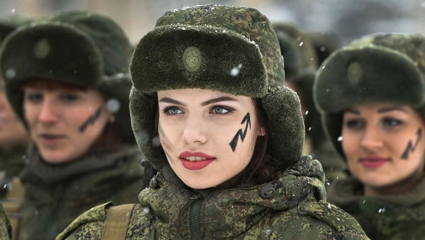 وزير الدفاع الروسي يكشف عن تجنيد النساء بالجيش