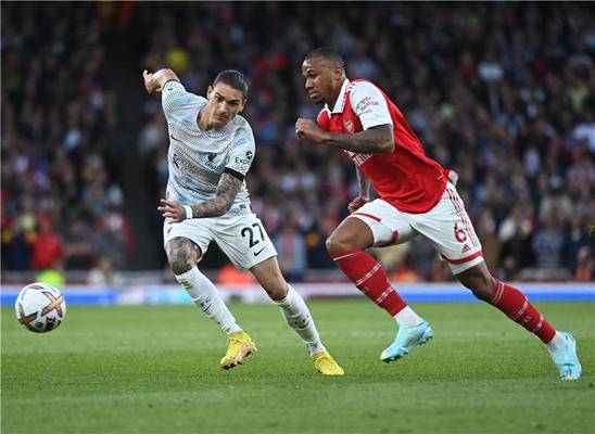 أرسنال يسقط ليفربول ويتشبث بالصدارة