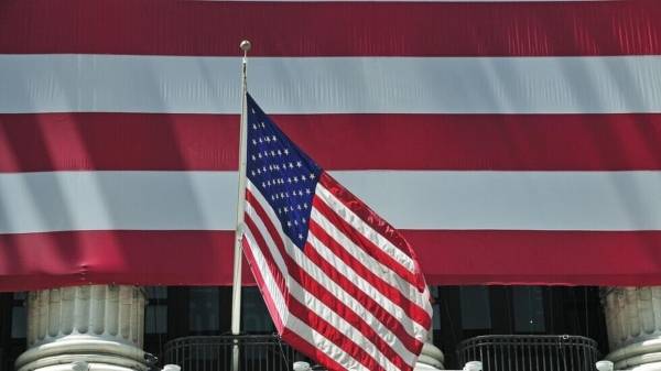 آلاف المسؤولين الأمريكيين استثمروا في أسهم شركات تعتمد قيمتها على قراراتهم