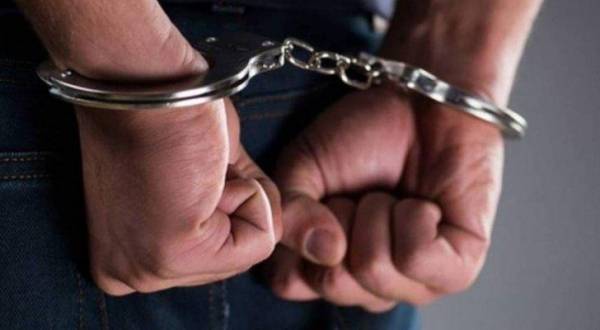 ضبط شخص هدد آخر بأداة حادة  صورة