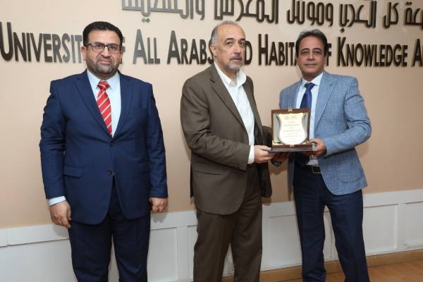 الدكتور  هيثم أبو خديجة يكرم الفائزين في جوائز البحث العلمي بجامعة العلوم التطبيقية