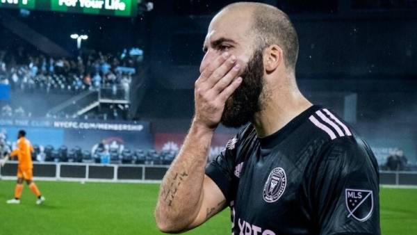 هيغواين يودع الملاعب باكيا بعد اعتزاله (فيديو)