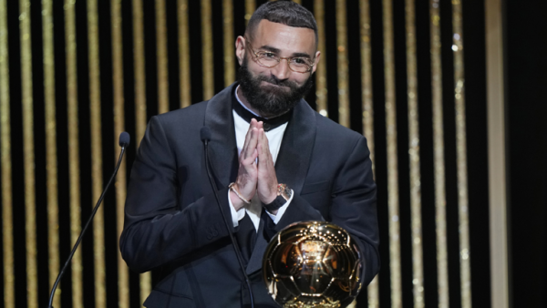 تعرف على الجائزة المالية التي سينالها بنزيما بعد تتويجه بالكرة الذهبية