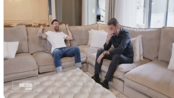 صحفي أرجنتيني يجهش بالبكاء خلال إجرائه مقابلة مع ميسي (فيديو)