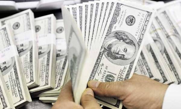 لماذا يرتفع الدولار مقابل العملات الأوروبية؟