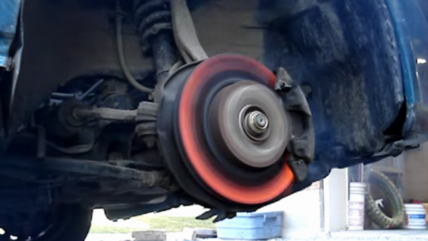 قد تشعل النار بالإطارات.. تحذير أمني من كثرة استخدام الفرامل