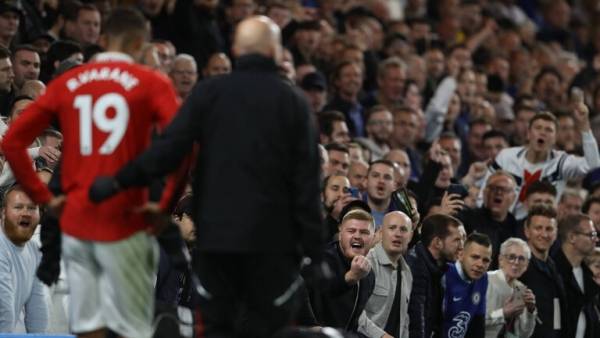 جماهير مانشستر يونايتد تهتف ضد المثلية الجنسية