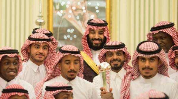 بن سلمان ممازحا المنتخب السعودي: ما حد يتوقع مننا حتى نتعادل أو نفوز