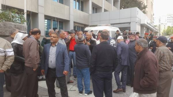متقاعدو الفوسفات ينفذون اعتصاماً جديداً أمام الشركة .. والإدارة مستمرة في تجاهل مطالبهم