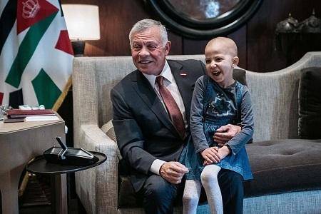 الطفلة شادن الرمحي ووالداها في ضيافة الملك