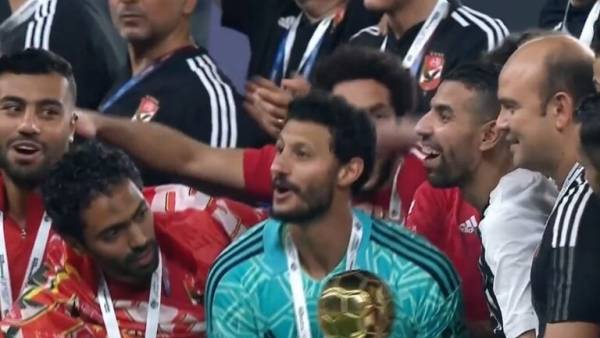 لفتة إنسانية رائعة.. الشناوي يهدي الفوز بكأس السوبر لزميله مؤمن زكريا (فيديو)