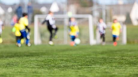 وفاة حكم محبوب خلال مباراة بعد أن ارتطمت الكرة برأسه