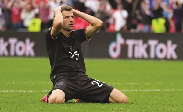 هدفان يفصلان مولر عن معادلة بيليه