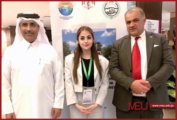 تكريم طالبة من الشرق الأوسط خلال منتدى دولي للطاقة المتجددة