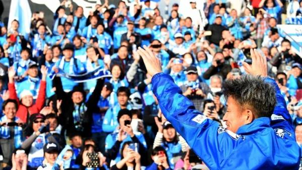 شاهد.. العجوز الياباني كازويوشي يضرب من جديد بعمر 55 عاما