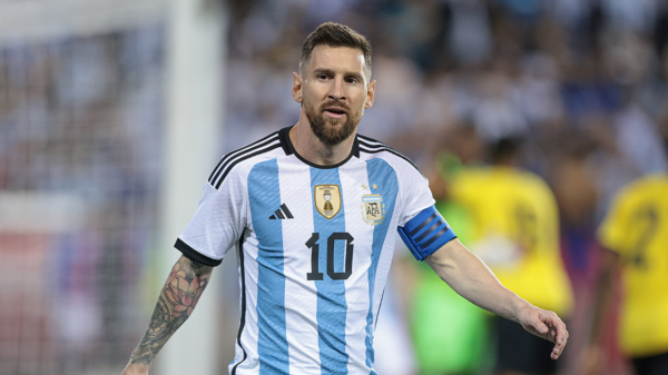 ميسي يتظاهر بالإصابة خلال تدريبات منتخب الأرجنتين في الإمارات (فيديو)