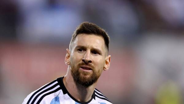 مدرب منتخب الإمارات للاعبيه لا تلمسوا ميسي!