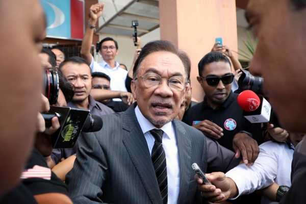 من السجن إلى رئاسة الوزراء.. ملك ماليزيا يعلن تعيين أنور إبراهيم رئيساً للوزراء في البلاد