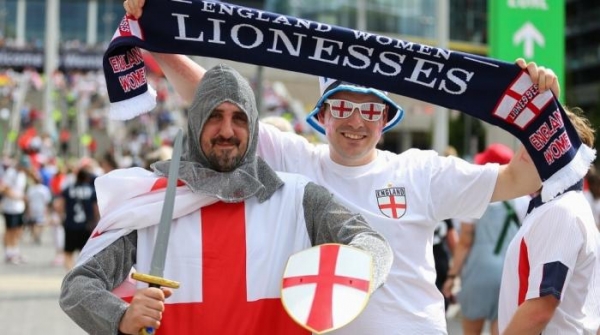 فيفا يرد على ارتداء بعض مشجعي إنجلترا أزياء صليبية في قطر