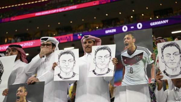 الجماهير العربية تستفز الألمان بصور مسعود أوزيل (فيديو)