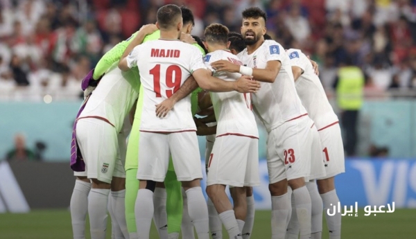 لاعبو المنتخب الإيراني يؤدون النشيد الوطني قبل مواجهة الولايات المتحدة