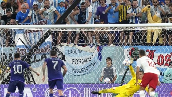 ميسي يهدر ركلة جزاء في مباراة فاصلة للأرجنتين أمام بولندا (فيديو)