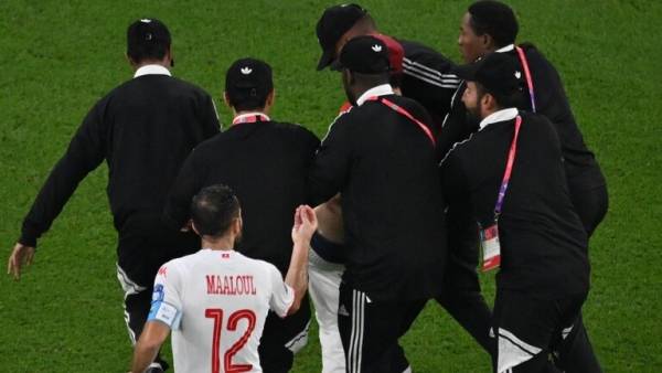 رد فعل نجم منتخب تونس على مشجع اقتحم الملعب بعلم فلسطين يشعل مواقع التواصل