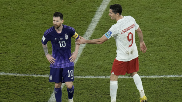 شاهد.. ميسي يضع ليفاندوفسكي في موقف محرج