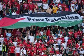 مشجع إنجليزي يهتف فلسطين حرة خلال لقاء مع قناة إسرائيلية