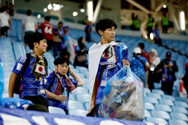 لماذا ينظف المنتخب الياباني وجمهوره غرفة الملابس والمدرجات بعد المباريات؟ يابانيون يكشفون السر