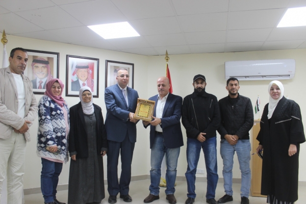 الكلية الجامعية للتكنولوجيا _ أبو علندا تكرم رئيس بلدية سحاب
