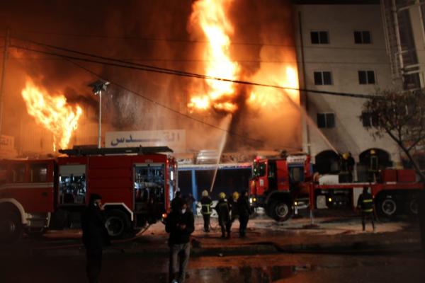 إصابة 6 أفراد من الدفاع المدني خلال إخماد حريق مستودعات في إربد