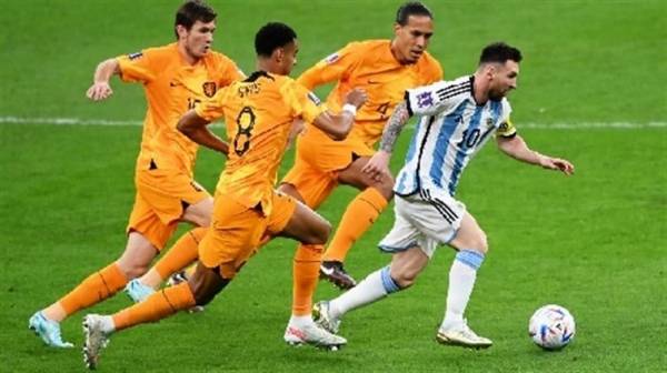 تفاصيل جديدة لشجار ميسي مع مهاجم هولندا