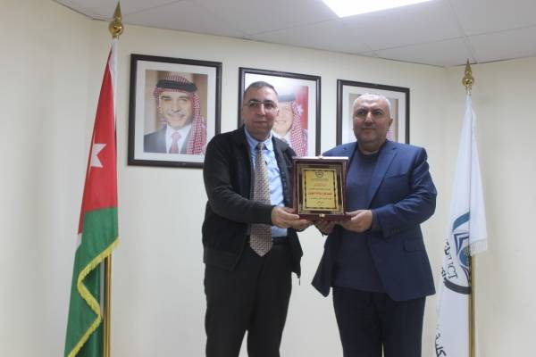 الكلية الجامعية للتكنولوجيا _ أبو علندا تكرم الحويان عضو محافظة العاصمة .. صور