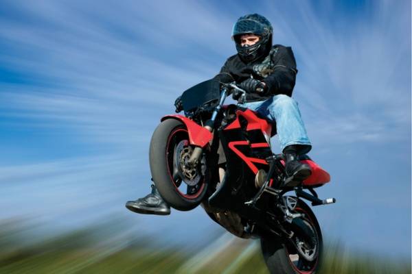 هوس الدراجات النارية .. حياة أفراد في قلب الخطر إلى متى ؟؟