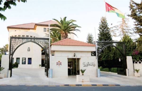 موظفون حكوميون إلى التقاعد (أسماء)