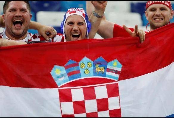 لماذا يرتدي مشجعو كرواتيا قبعات كرة المياه في كأس العالم