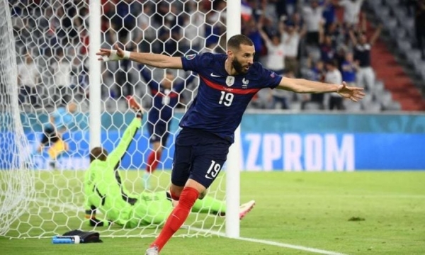 كريم بنزيمة يلمح إلى اعتزال اللعب الدولي