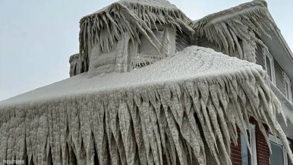 حاكمة نيويورك: العاصفة الثلجية واحدة من الأسوأ في التاريخ