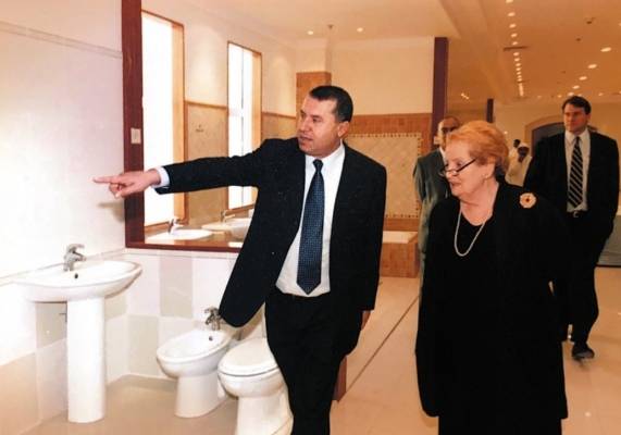 انجازات د.خاطر مسعد الاقتصادية أثارت انبهار مادلين اولبرايت وقطعت جدول أعمالها لرؤيته