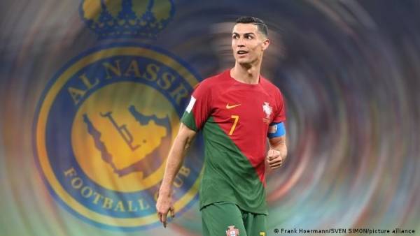رونالدو ثاني لاعب متوج بالكرة الذهبية يوقع للنصر السعودي