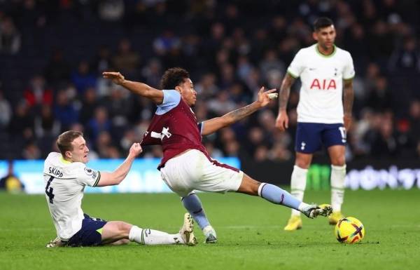 أستون فيلا يصدم توتنهام في عقر داره