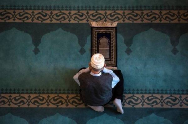 هل يجوز قطع الصلاة لإنقاذ حياة إنسان؟.. الإفتاء تجيب