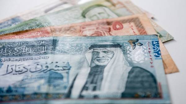 مطالب بتطبيق قرار ربط الحد الأدنى للأجور بنسب التضخم