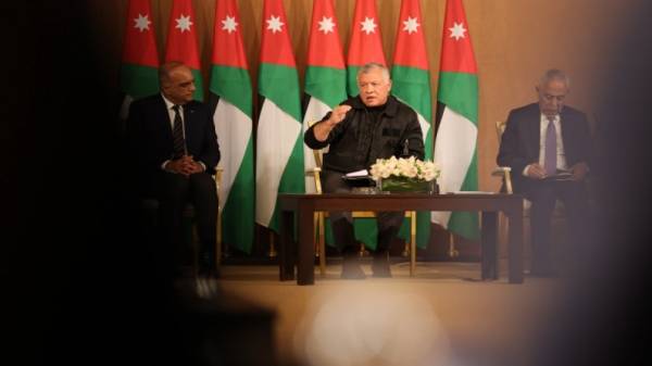 الملك يتحدث عن مشروعات كبيرة ستقام في العقبة وأهمية الاستثمار بالطاقة الشمسية