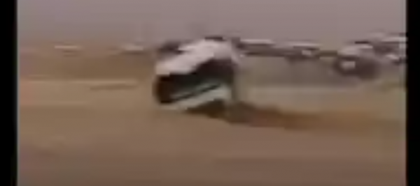 شاهد.. فيديو مروع لسيول تجرف باص كوستر على الطريق الصحراوي