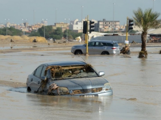 السيول تحاصر مواطنين داخل مركبة في خان الزبيب