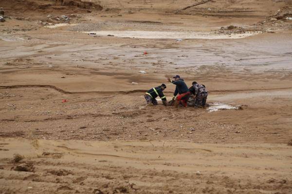 العثور على جثة شخص جرفته السيول في مأدبا