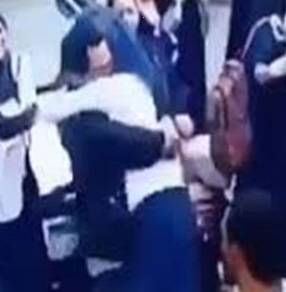 الأردن.. شاب يحتضن فتاة رغما عنها.. وهذا ما حصل !