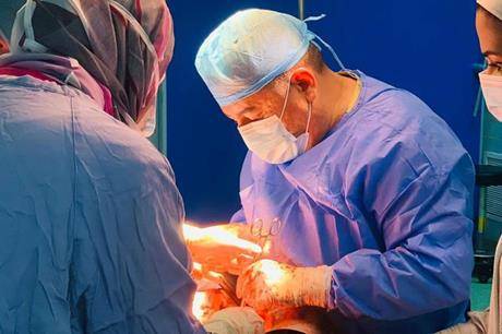 استئصال ورم سرطاني رحمي بوزن 13 كغم بمستشفى الملكة علياء